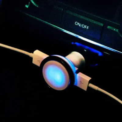Autós USB töltő, fehér