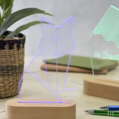 LED-es trófea, egyedi forma – Woodify, átlátszó / natúr