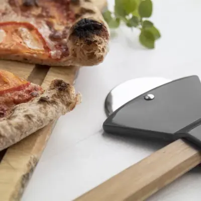 Pizzaszeletelő, fekete / natúr