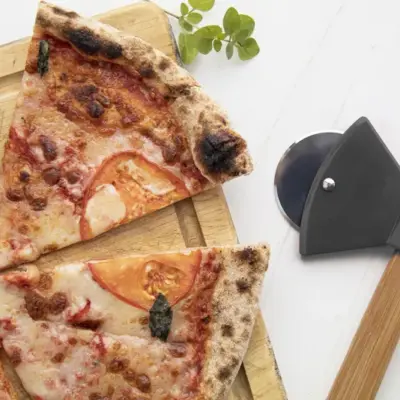 Pizzaszeletelő, fekete / natúr