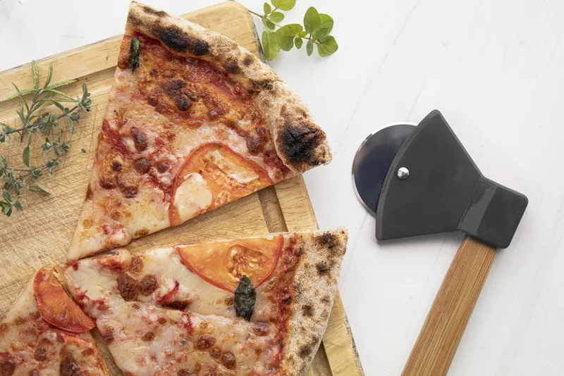 Pizzaszeletelő, fekete / natúr